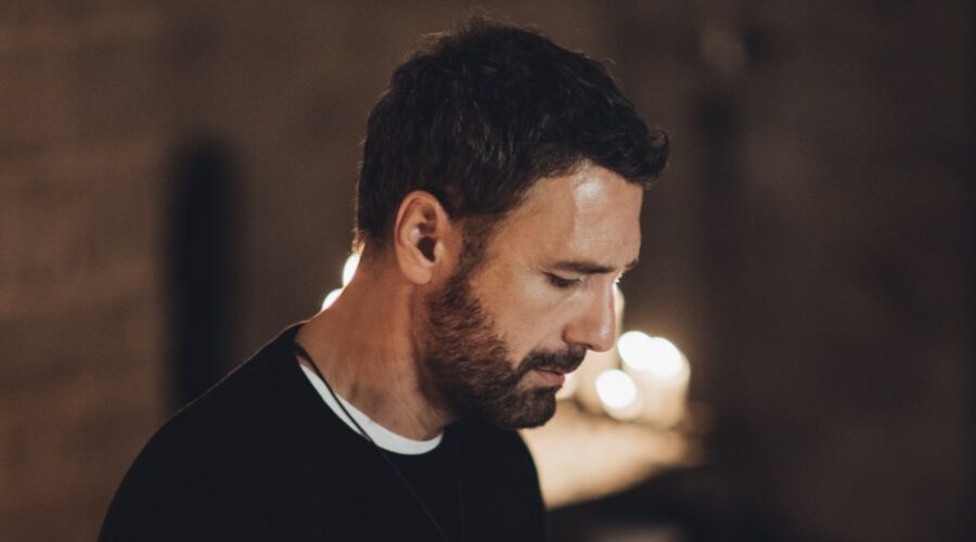 Raoul Bova (Don Massimo) in una scena di “Don Matteo 14”. Credits: Virginia Bettoja e Rai.