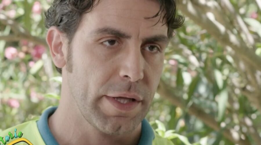 Screenshot di Antimo Casertano (Pino) in una scena delle storie di “Un Posto al Sole”. Credits Rai.