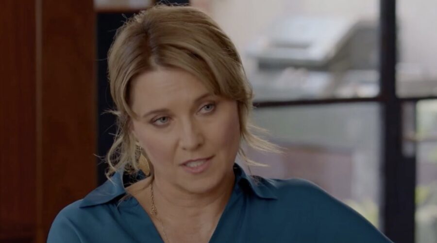 Screenshot di Lucy Lawless (Alexa) nel trailer di “Alexa: Vita Da Detective”. Credits: Acorn Tv.