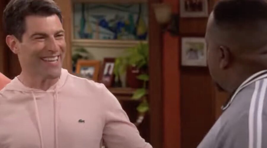 Da sinistra: screenshot di Max Greenfield e Cedric The Entertainer in una scena di “The Neighborhood” 4. Credits: Cbs.