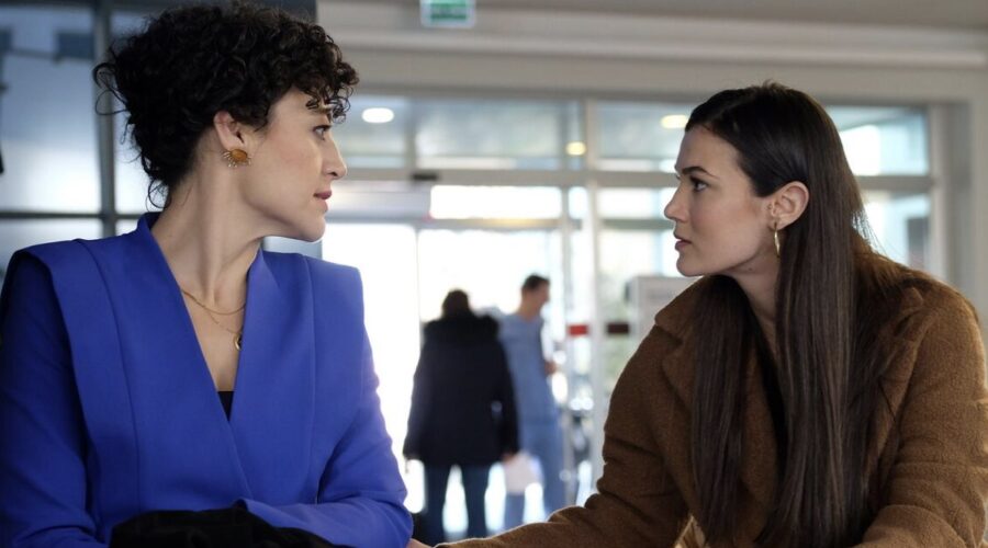 Da sinistra: Nergis Öztürk (Seda Gökmen) e Pinar Deniz (Ceylin Erguvan) in una scena di “Segreti di famiglia”. Credits: RTI Mediaset.