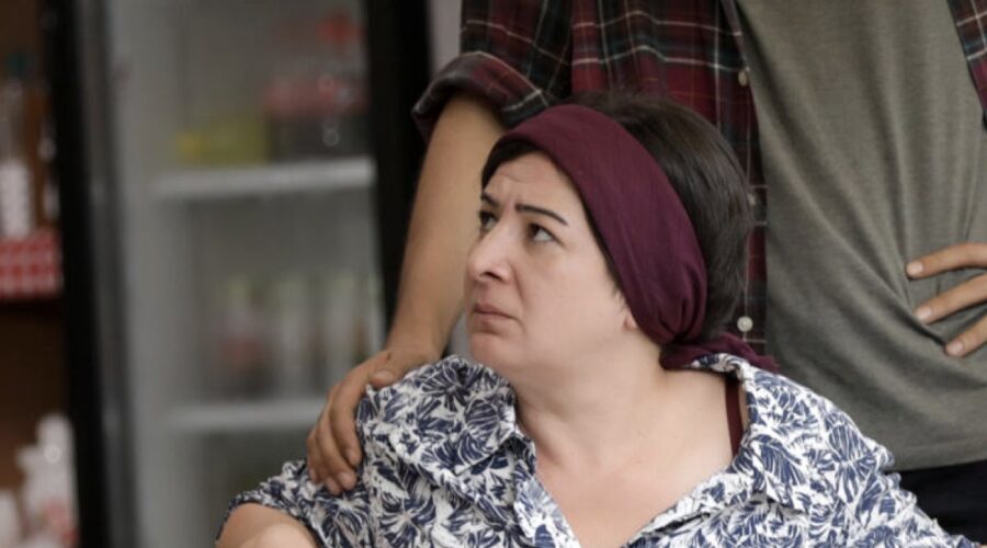 Zeynep Kankonde (Menekşe) in una scena per “Love, Reason, Get Even”. Credits: RTI Mediaset.