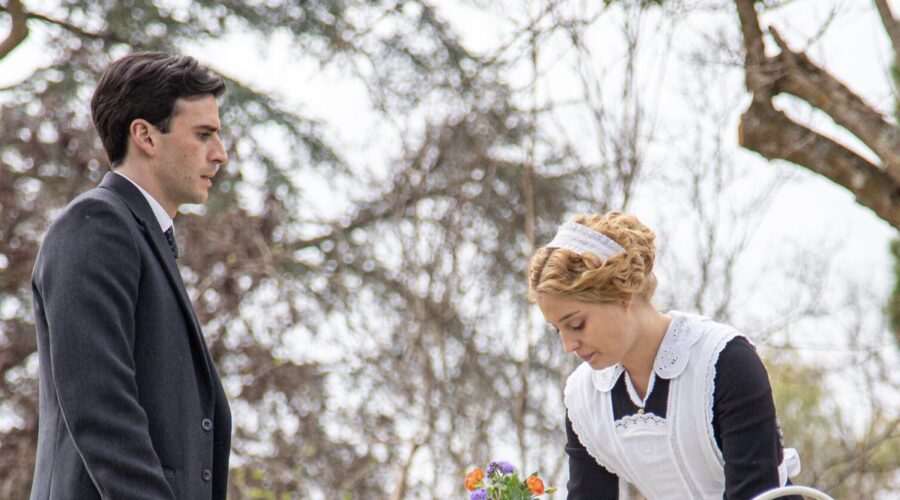Da sinistra: Alejandro Vergara (Abel) e Ana Garces (Jana Exposito) in una scena de “La Promessa” in onda su Canale 5. Credits: RTI Mediaset.
