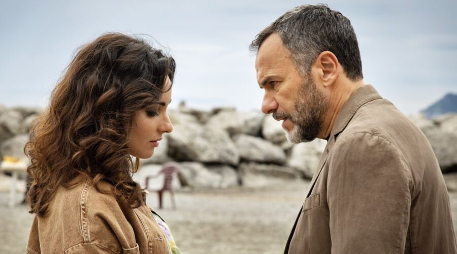 Da sinistra: Chiara Celotto (Alagia) e Massimiliano Gallo (Vincenzo) in una scena di “Vincenzo Malinconico - Avvocato d'insuccesso 2”. Credits: Rai.
