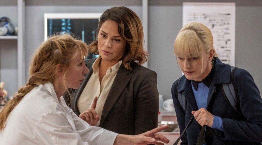 Da sinistra: Julie Depardieu (Alexadra), Sara Mortensen (Astrid) e Lola Dewaere (Raphaëlle) in una scena del Crossover “Astrid e Raphaelle più Alexandra”. Credits: Giallo.