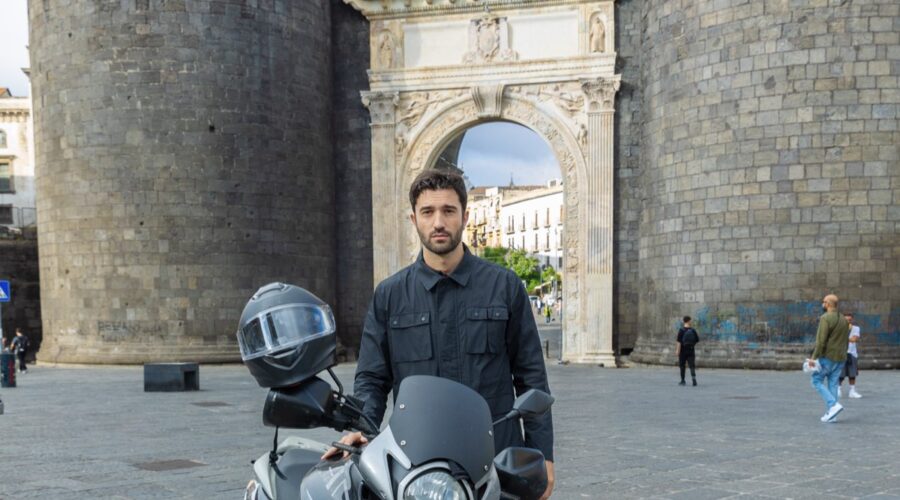 Luigi Miele (Damiano) in una scena di “Un Posto Al Sole”. Credits: Rai.