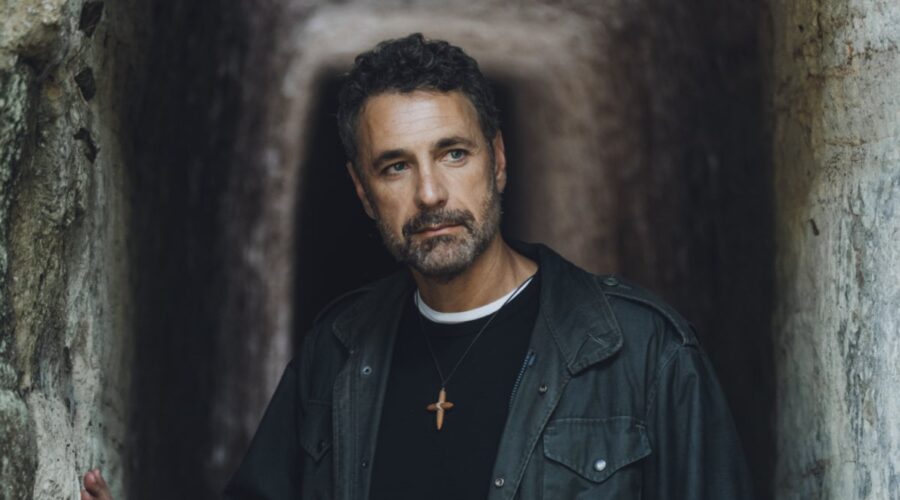 Raoul Bova (Don Massimo) in un posato per “Don Matteo 14”. Credits: Virginia Bettoja e Rai.