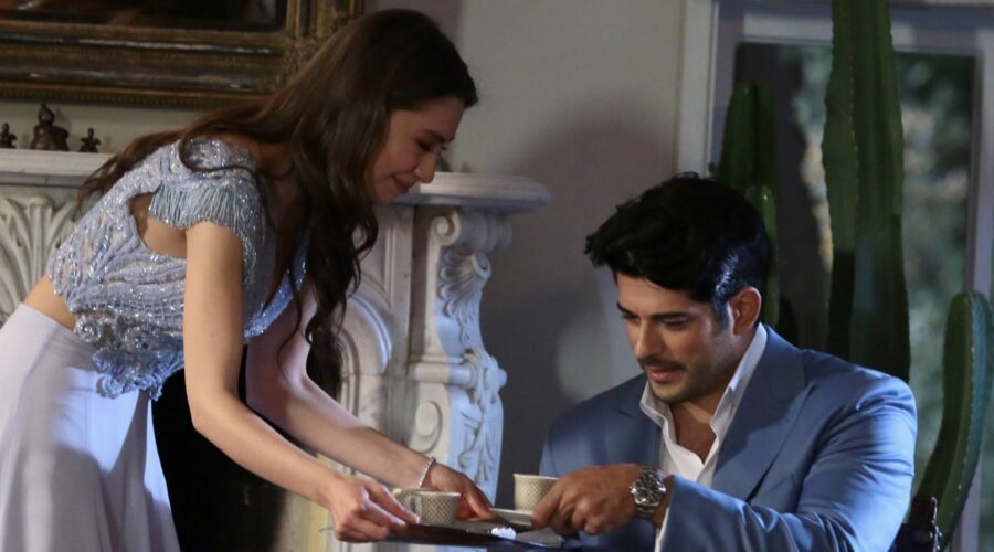 Endless Love Ii Canale 5 - 1a Tv Neslihan Atagül (Nihan Sezin); Burak Özçivit (Kemal Soydere) Credits Rete In Rete