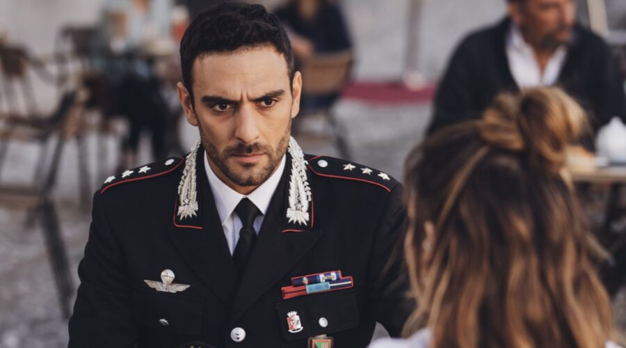 Da sinistra: Eugenio Mastrandrea (Diego Martini) e Federica Sabatini (Giulia Mezzanotte) in una scena di “Don Matteo 14”. Credits: Virginia Bettoja e Rai.