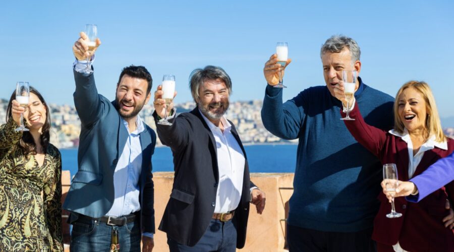 Da sinistra: Gina Amarante (Manuela), Samuele Cavallo (Samuel), Alberto Rossi (Michele), Germano Bellavia (Guido) e Luisa Amatucci (Silvia) in una scena di “Un Posto al Sole”, Credits: Rai.