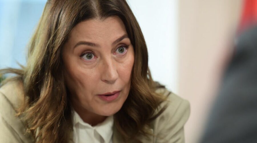 Vahide Percin (Güzide) in una scena di “Tradimento”. Credits: RTI Mediaset.