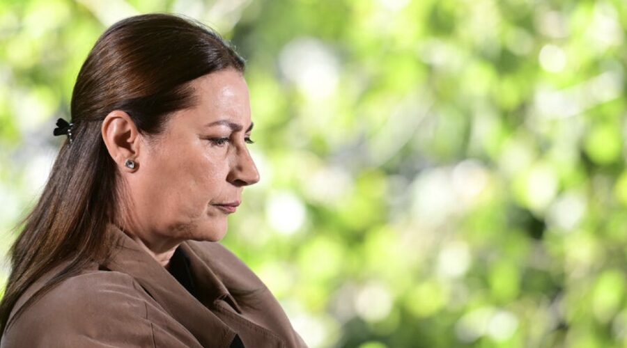 Vahide Percin (Güzide) in una scena di “Tradimento”. Credits: RTI Mediaset.