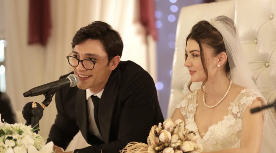 Da sinistra: Ilhan Sen (Ozan) e Burcu Özberk (Esra) giovani in una scena di “Love, Reason, Get Even”. Credits: RTI Mediaset.