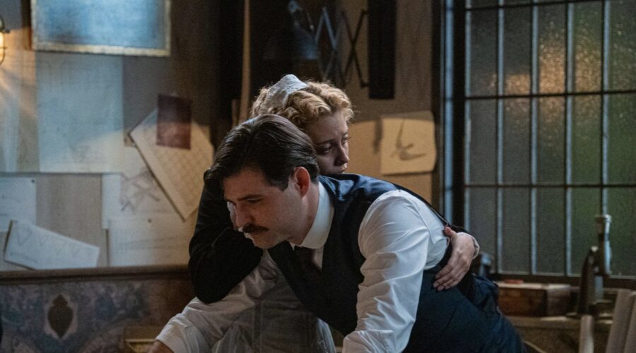 Da sinistra: Ana Garces (Jana Exposito) e Manuel Regueiro (Alonso Luján) ne “La Promessa”. Credits: RTI Mediaset.