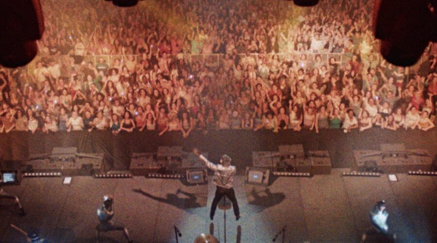 Jonno Davies È Robbie Williams Versione Scimmia In Una Scena Di Better Man Credits Lucky Red