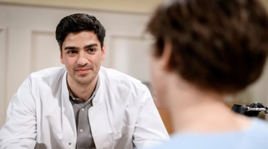 Da sinistra: Marcel Zuschlag (Leander Saalfeld) e Dorothée Neff (Eleni Schwarzbach) in una scena di “Tempesta d'amore”. Credits: Das Erste/Rti Mediaset.