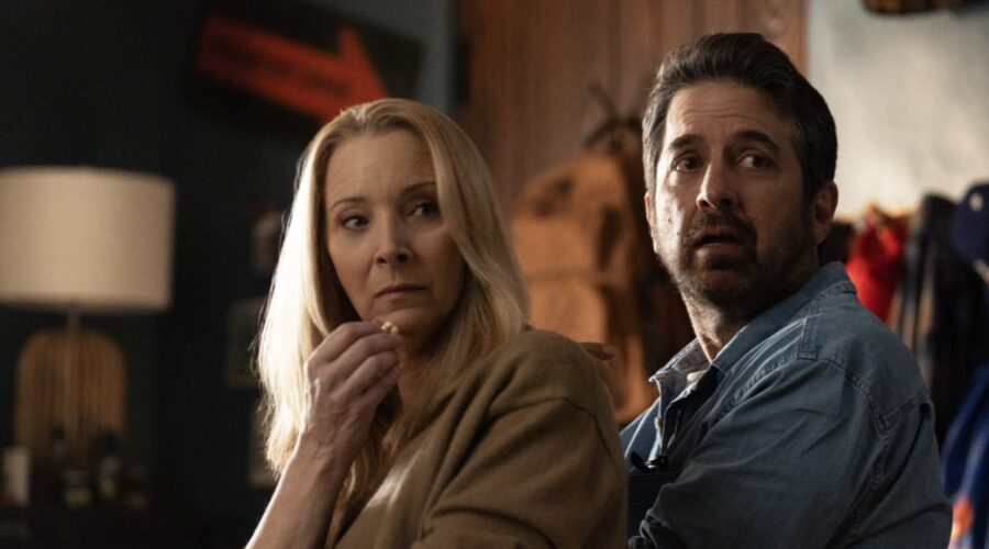 Da sinistra: Lisa Kudrow (Lydia) e Ray Romano (Paul) in una scena di “No Good Deed”. Credits: SAEED ADYANI/Netflix © 2024.