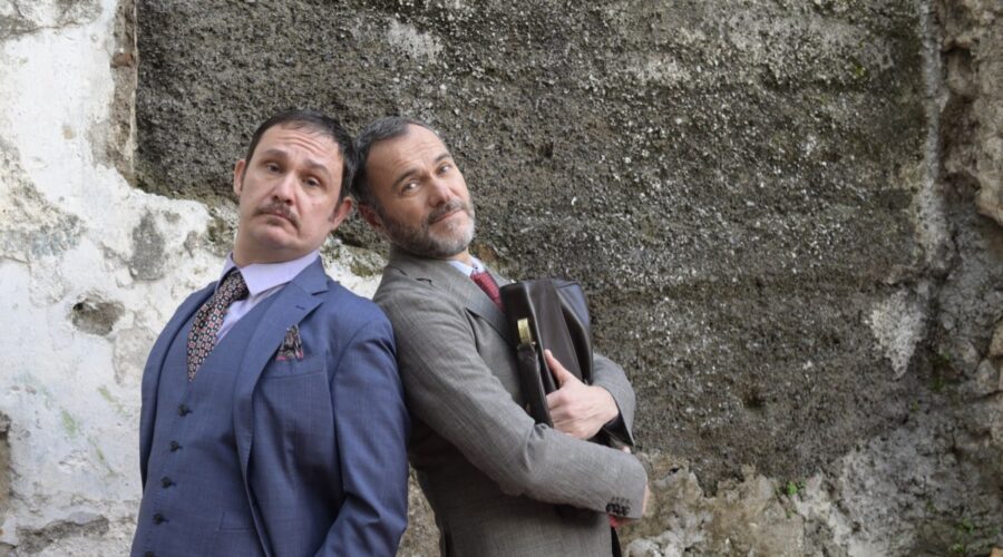 Da sinistra: Luca Gallone (Benny La Calamita) e Massimiliano Gallo (Malinconico) in una scena di “Vincenzo Malinconico 2”. Credits: Rai.