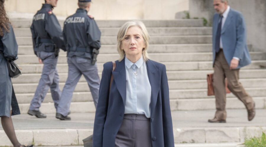 Lunetta Savino (Libera) in un posato per “Libera”. Credits: Rai.