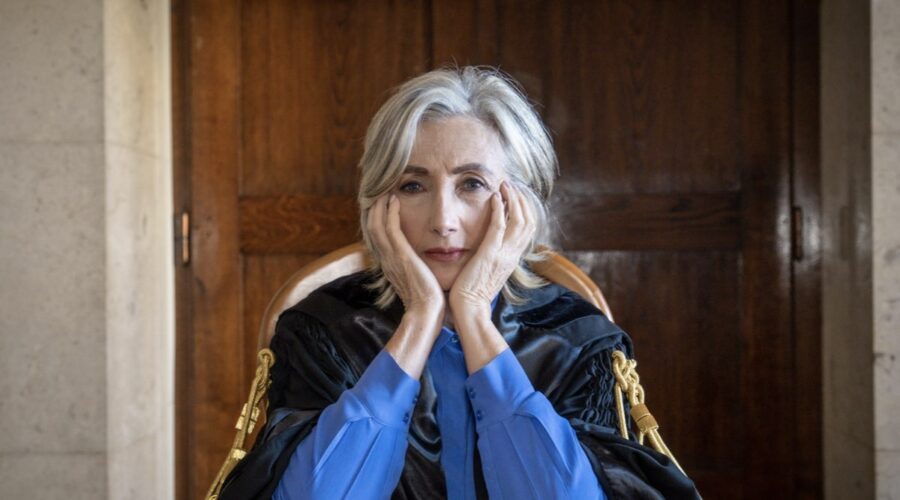 Lunetta Savino (Libera) in un posato per “Libera”. Credits: Rai.