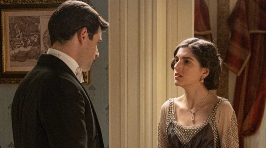 Da sinistra: Arturo Sancho (Manuel Luján) e Paula Losada (Jimena De Los Infantes) in una scena de “La Promessa”. Credits: Mediaset.