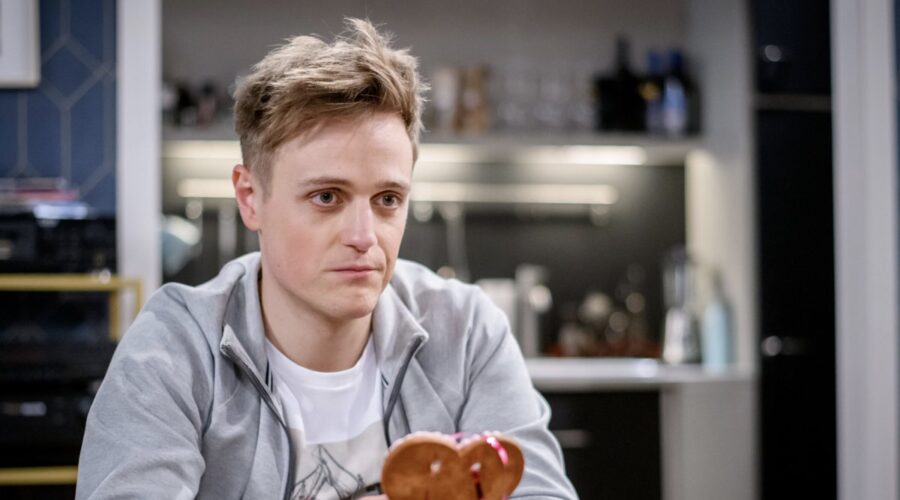 Stefan Hartmann (Maximilian Richter) in una scena di “Tempesta D'Amore”. Credits: Das Erste/RTI Mediaset.