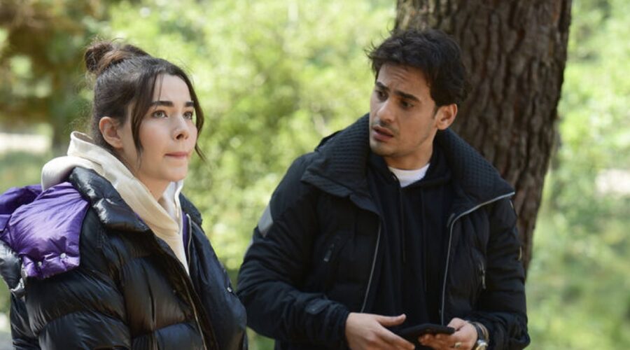 Da sinistra: Feyza Sevil Güngör (Oylum Yenersoy) e Caner Şahin (Tolga) in una scena di “Tradimento”. Credits: RTI Mediaset.