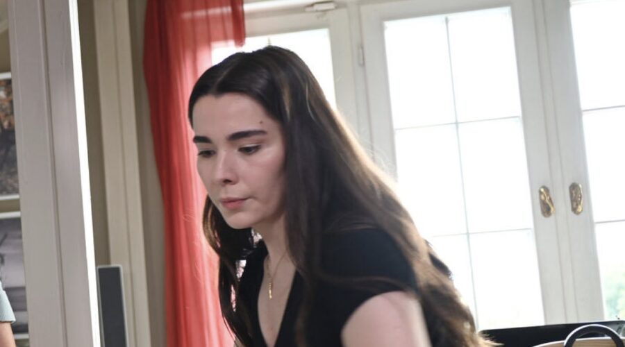 Feyza Sevil Güngör (Oylum Yenersoy) in una scena di “Tradimento”. Credits: RTI Mediaset.