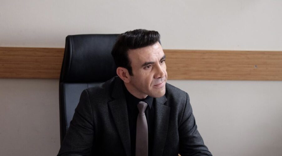 Mehmet Yilmaz Ak (Pars Seçkin) in una scena di “Segreti di Famiglia”. Credits: RTI Mediaset.