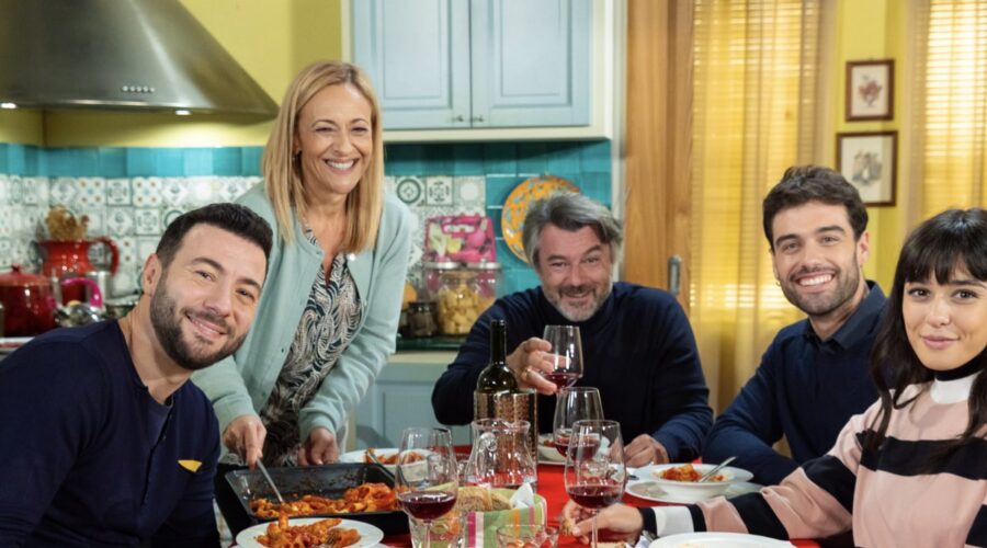 Da sinistra: Samuele Cavallo (Samuel), Luisa Amatucci (Silvia), Alberto Rossi (Michele), Vladimir Randazzo (Nunzio) e Giorgio Gianetiempo (Rossella) in una scena natalizia di “Un Posto al Sole”. Credits: Rai.