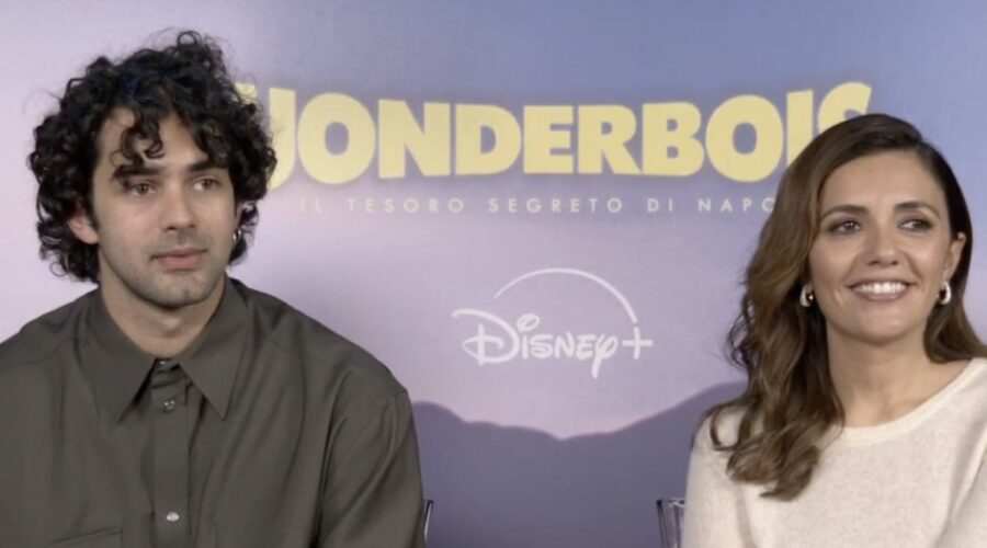 Da sinistra: Massimiliano Caiazzo e Serena Rossi durante l'intervista “Uonderbois” per TVSerial.it.