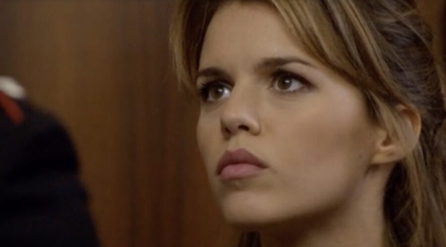 Screenshot di Pamela Saino (Patrizia) in una scena di “Don Matteo 7”. Credits: Rai.
