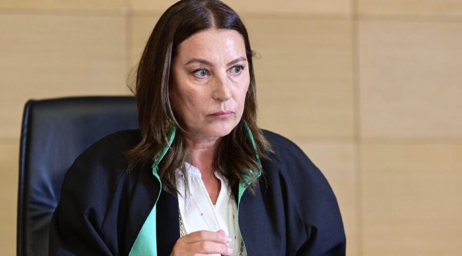 Vahide Percin (Güzide) in una scena di “Tradimento”. Credits: RTI Mediaset.