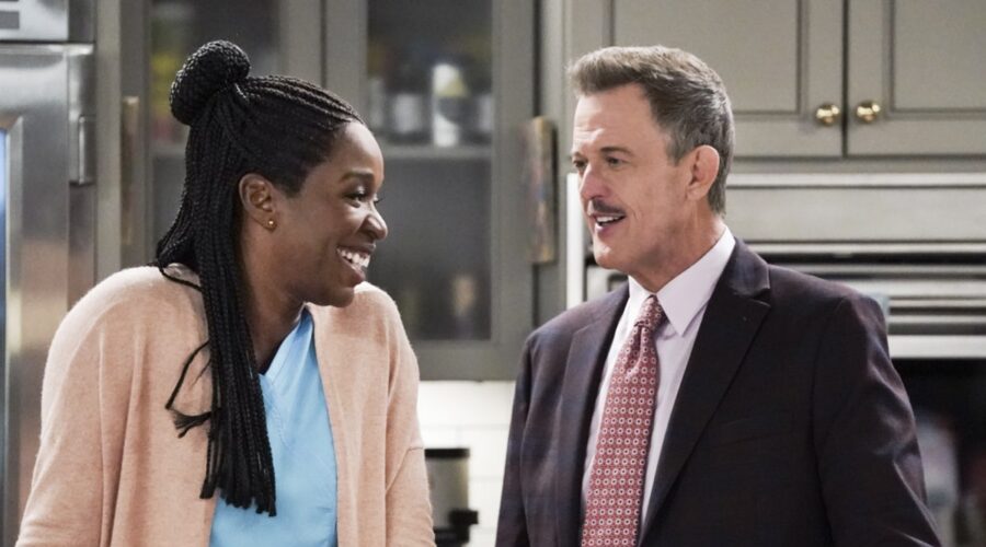 Da sinistra: Folake Olowofoyeku (Abishola) e Billy Gardell (Bob) in una scena di “Bob Hearts Abishola” 5. Credits: Mediaset/CBS.