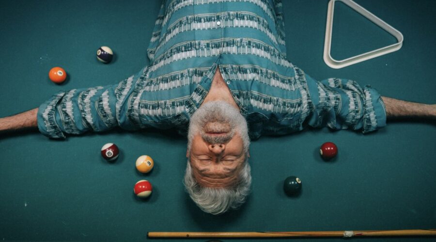 Alessandro Benvenuti (Emo) in una scena di “I Delitti del BarLume 12”. Credits: Sky/Paolo Ciriello.