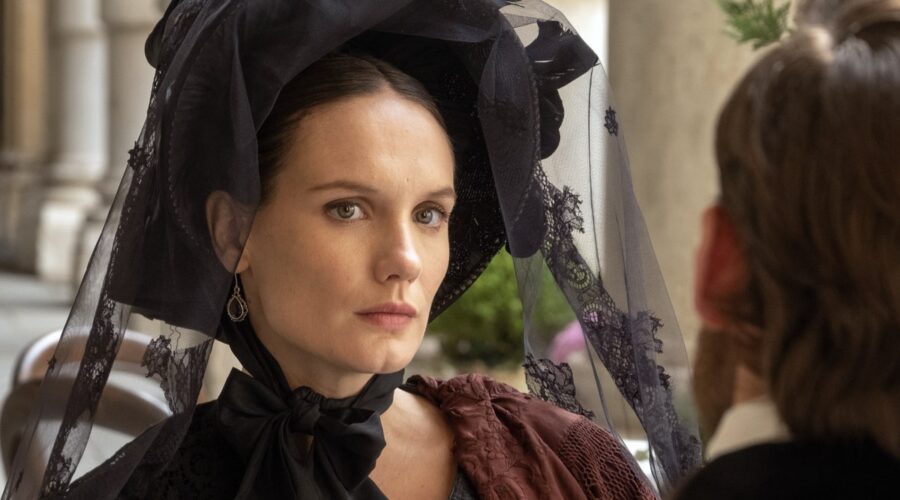 Ana Girardot (Mercedes) in una scena de “Il Conte di Montecristo”. Credits: Rai e Claudio Iannone.