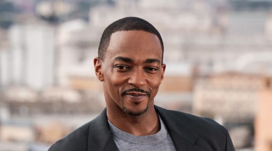 Anthony Mackie A Roma In Posa Per Captain America Credits Cabnwromephoto