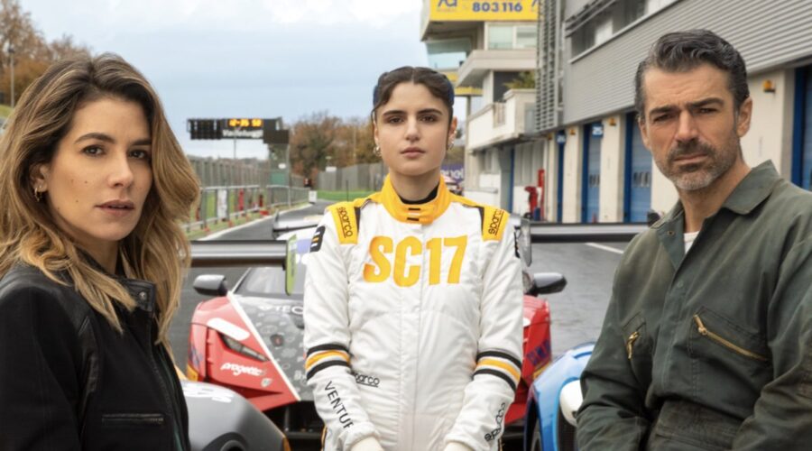 Arturo (Luca Argentero), Elena (Giulia Michelini) E Blu (Caterina Forza) In Motorvalley Credits Lucia Iuorio, Enrico Bellinghieri Netflix