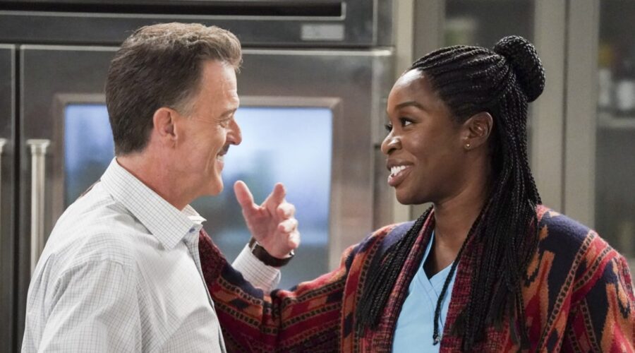 Da sinistra: Billy Gardell (Bob) e Folake Olowofoyeku (Abishola) in una scena di “Bob Hearts Abishola” 5. Credits: Mediaset/CBS.