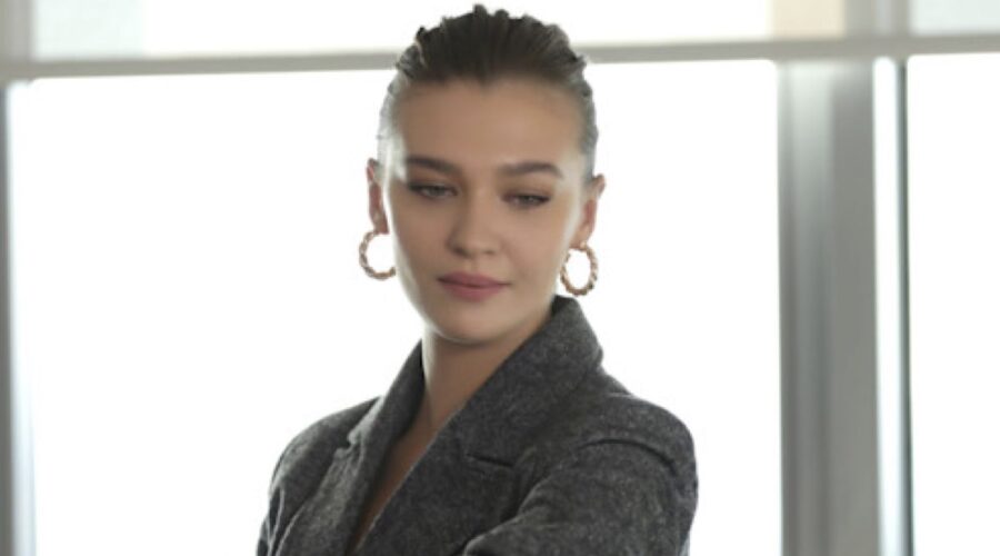 Screenshot di Melisa Döngel (Çagla Yilmaz) in una scena per “Love, Reason, Get Even”. Credits: RTI Mediaset.