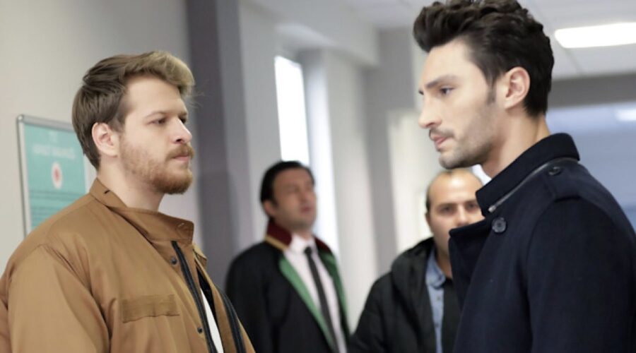 Da sinistra screenshot di: Burak Yörük (Çınar Yılmaz) e Ilhan Sen (Ozan Korfali) in una scena di “Love, Reason, Get Even”. Credits: RTI Mediaset.