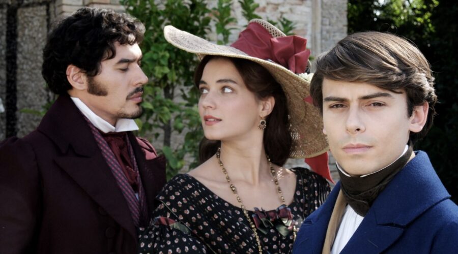 Da sinistra: Cristiano Caccamo (Ranieri), Giusy Buscemi (Fanny) e Leonardo Maltese (Giacomo) in un posato per “Leopardi - Il poeta dell'Infinito”. Credits: Rai.