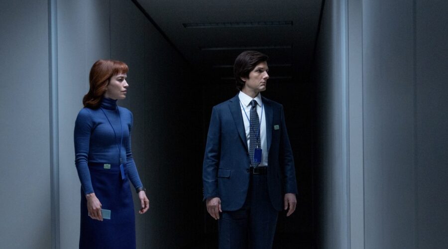 Britt Lower e Adam Scott in una scena di “Scissione 2”. Credits: Apple TV+.