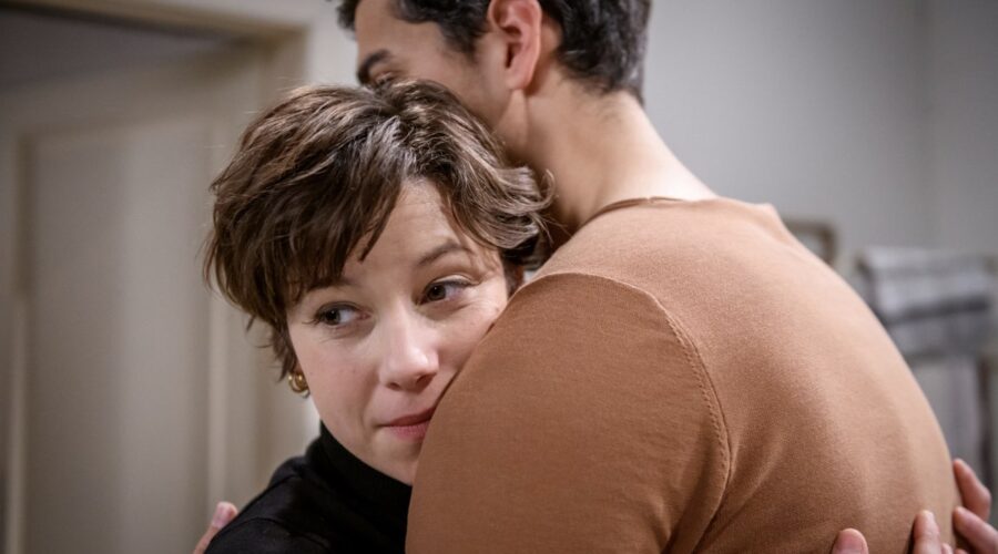 Da sinistra: Dorothée Neff (Eleni Schwarzbach) e Marcel Zuschlag (Leander Saalfeld) in una scena di “Tempesta d'amore”. Credits: Das Erste/Rti Mediaset.