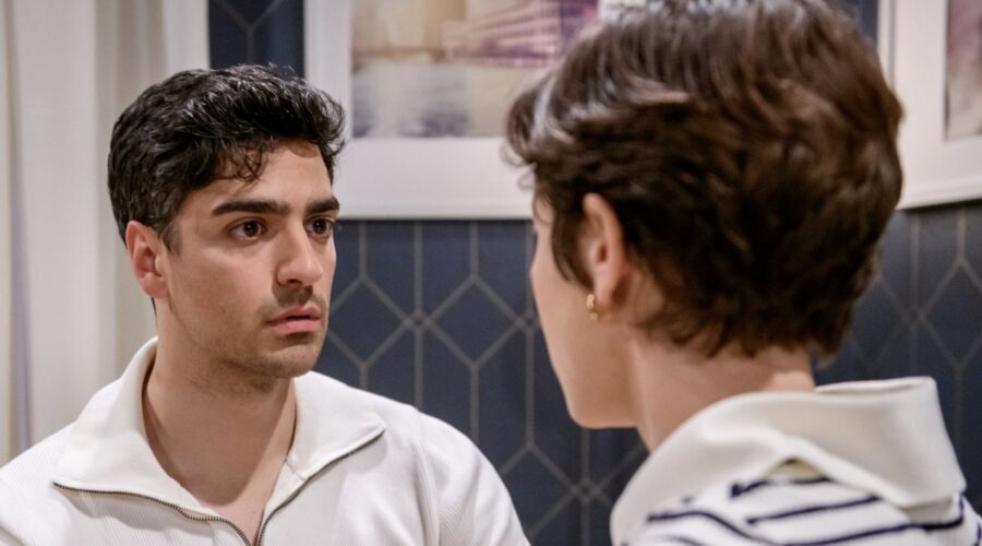 Da sinistra: Marcel Zuschlag (Leander Saalfeld) e Dorothée Neff (Eleni Schwarzbach) in una scena di “Tempesta d'amore”. Credits: Das Erste/Rti Mediaset.