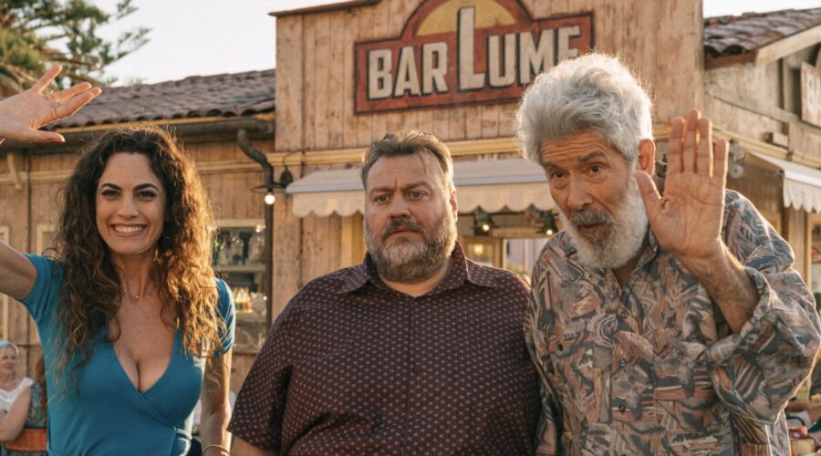 Da sinistra: Enrica Guidi (Tiziana), Stefano Fresi (Beppe Battaglia) e Alessandro Benvenuti (Emo) in una scena di “I Delitti del BarLume 12”. Credits: Sky/Paolo Ciriello.