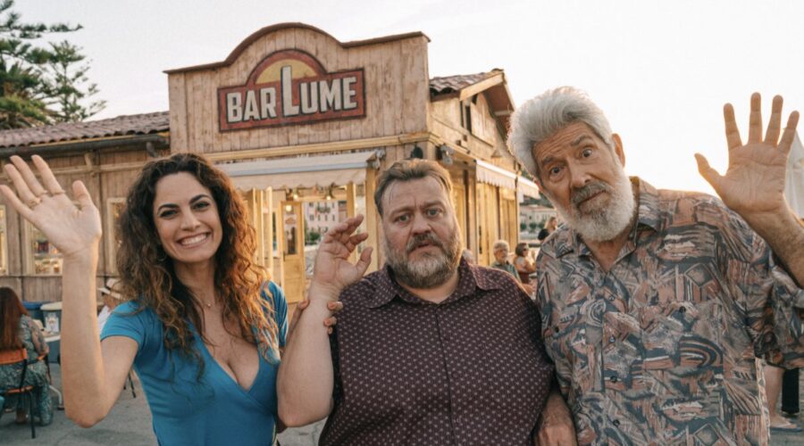 Da sinistra: Enrica Guidi (Tiziana), Stefano Fresi (Beppe Battaglia) e Alessandro Benvenuti (Emo) in una scena di “I Delitti del BarLume 12”. Credits: Sky/Paolo Ciriello.