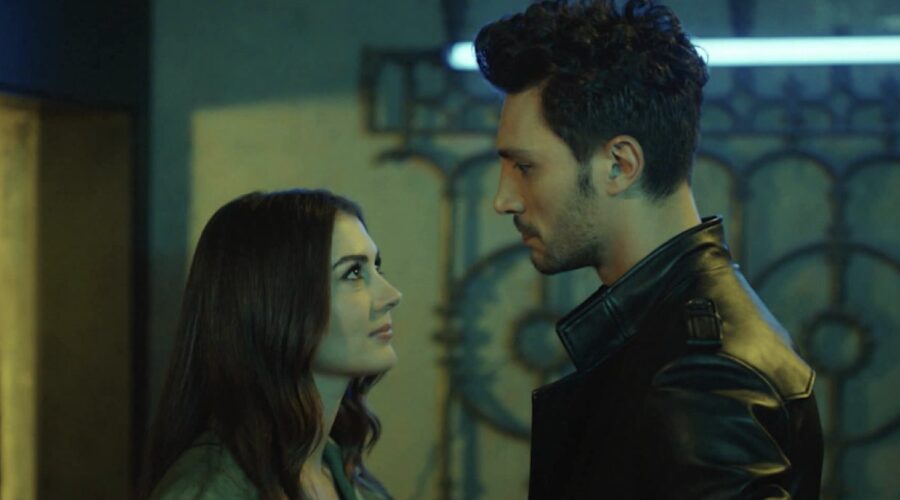 Da sinistra: Burcu Özberk (Esra Erten) e Ilhan Sen (Ozan Korfali) in una scena di “Love, Reason, Get Even”. Credits: RTI Mediaset.