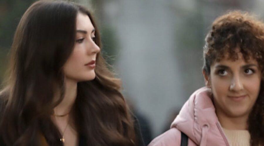 Da sinistra: Burcu Özberk (Esra Erten) e Sevda Bas (Zeynep) in una scena di “Love, Reason, Get Even”. Credits: RTI Mediaset.