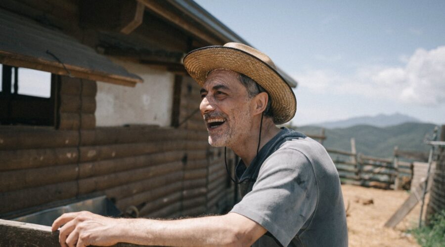 Filippo Timi (Massimo Viviani) in una scena di “I Delitti del BarLume 12”. Credits: Sky/Amiconi.